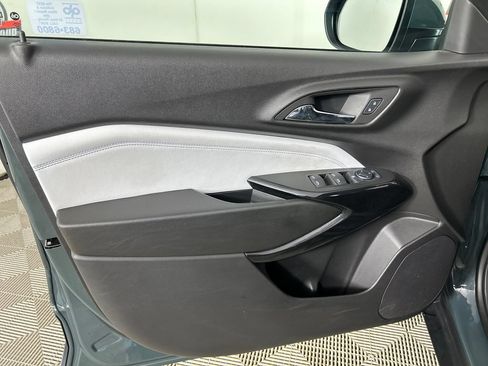 Used 2025 Chevrolet Trax LT FWD image 11