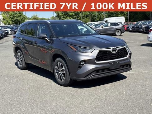 Used 2023 Toyota Highlander XLE FWD image 1