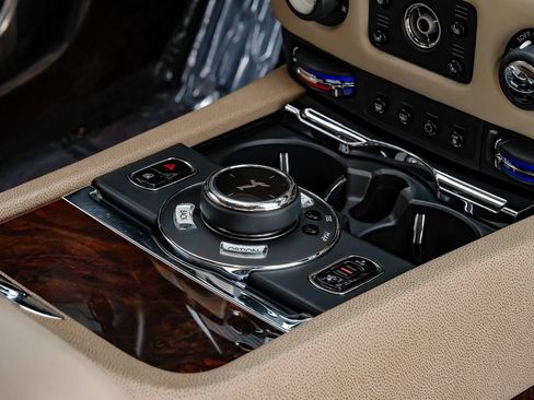 Used 2016 Rolls-Royce Wraith RWD image 17