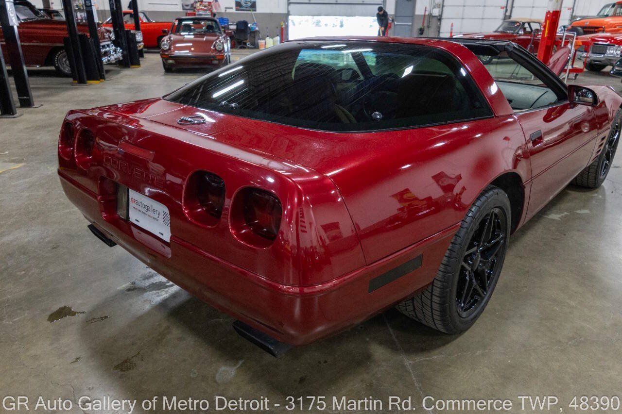 Used 1992 Chevrolet Corvette Coupe RWD image 16