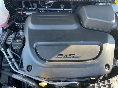 Used 2023 Chrysler Pacifica Touring-L image 36