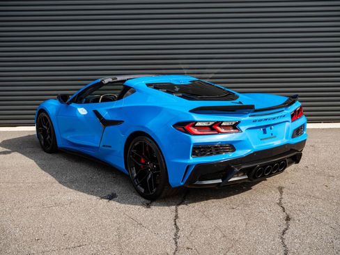 Used 2025 Chevrolet Corvette Z06 RWD image 3