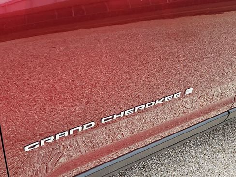 Used 2024 Jeep Grand Cherokee Laredo RWD image 11