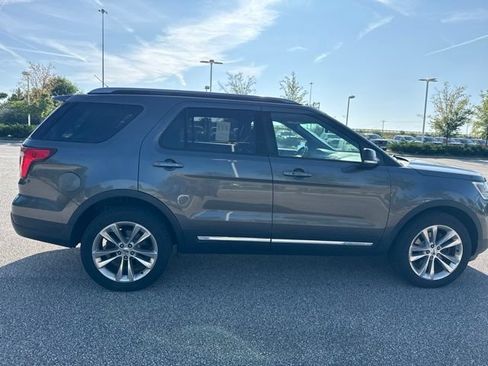 Used 2018 Ford Explorer XLT w/ Equipment Group 202A AWD/4WD image 8