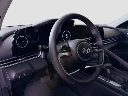 Used 2025 Hyundai Elantra SEL image 11