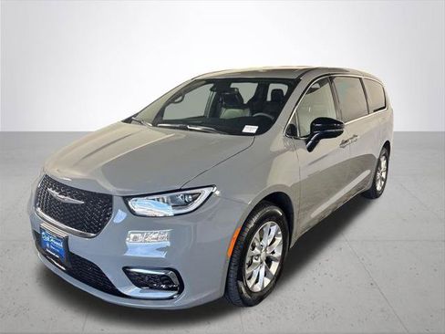 Certified 2025 Chrysler Pacifica Select AWD/4WD image 2