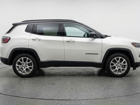 Used 2025 Jeep Compass Limited image 11