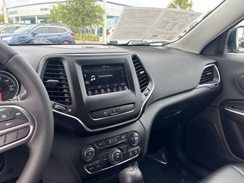 Used 2020 Jeep Cherokee Latitude Plus FWD image 30