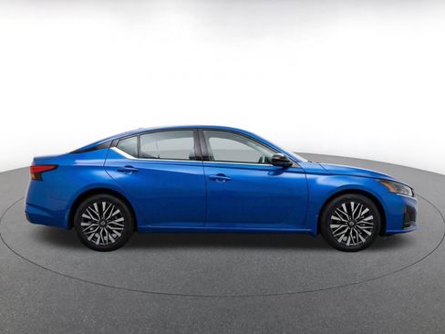 Used 2025 Nissan Altima 2.5 SV FWD image 11