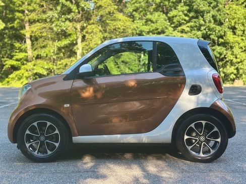 Used 2016 smart fortwo passion RWD image 5