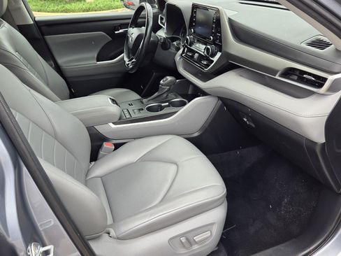 Used 2021 Toyota Highlander XLE AWD/4WD image 14