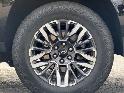 Used 2025 Chevrolet Suburban Z71 AWD/4WD image 3
