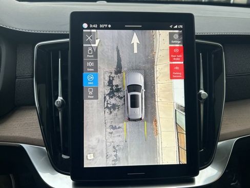 Certified 2025 Volvo XC90 B6 Plus image 23