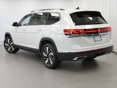 Used 2024 Volkswagen Atlas SEL AWD/4WD image 4