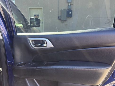 Used 2018 Nissan Pathfinder Platinum image 16