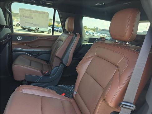 New 2026 Lincoln Navigator Reserve AWD/4WD image 13