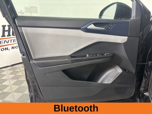Used 2023 Volkswagen Taos SE w/ Panoramic Sunroof Package AWD/4WD image 9