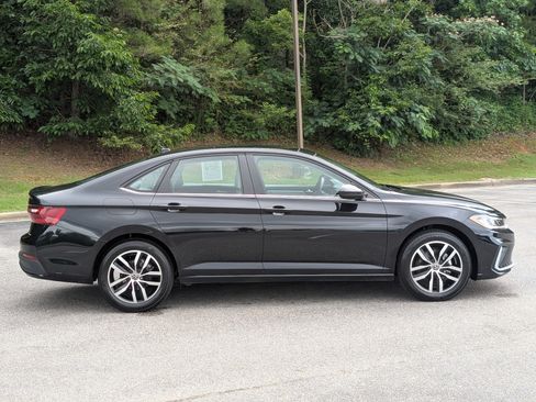 Used 2025 Volkswagen Jetta SE w/ Sunroof Package FWD image 10