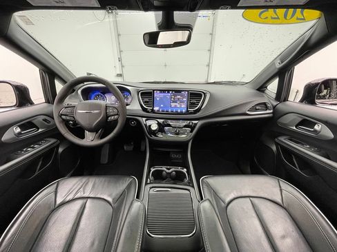 Used 2025 Chrysler Pacifica Limited FWD image 3