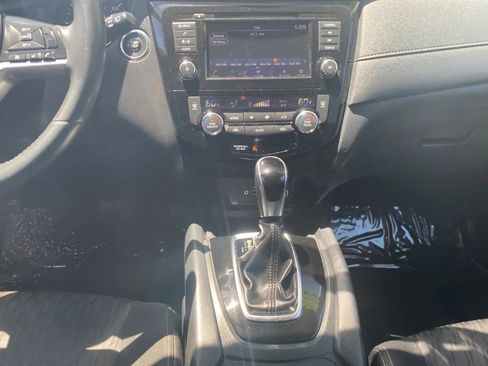 Used 2018 Nissan Rogue SV FWD image 11