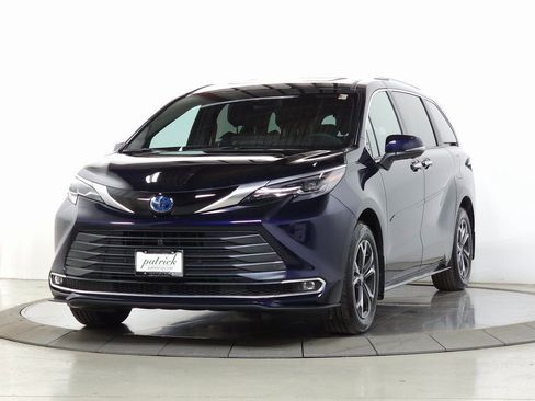 Used 2025 Toyota Sienna Platinum image 4