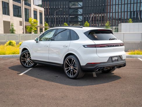 Certified 2026 Porsche Cayenne AWD/4WD image 3