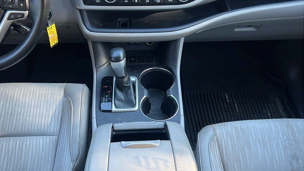 Used 2017 Toyota Highlander Plus FWD image 17