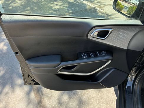 Used 2025 Kia Soul LX w/ LX Technology Package FWD image 18