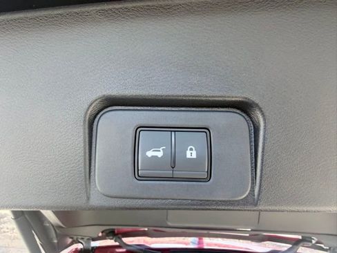 Certified 2025 Nissan Rogue SV image 31