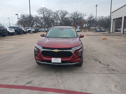 Used 2025 Chevrolet Trax LT w/ LT Convenience Package image 5