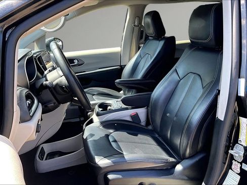 Used 2023 Chrysler Pacifica Touring-L FWD image 20