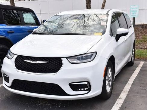 Used 2023 Chrysler Pacifica Touring-L image 4