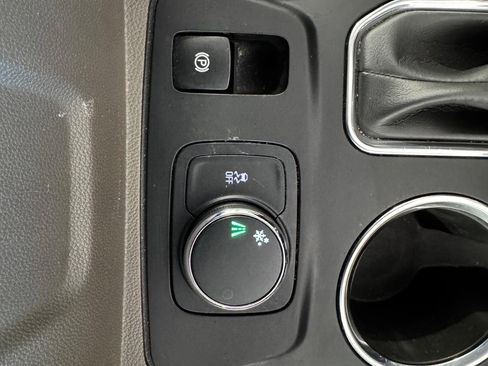 Used 2021 Chevrolet Traverse LT image 24