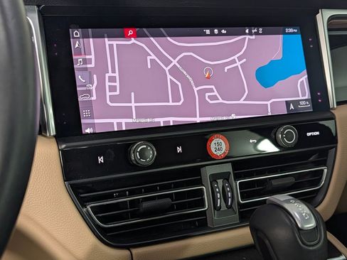 Certified 2023 Porsche Macan AWD/4WD image 30