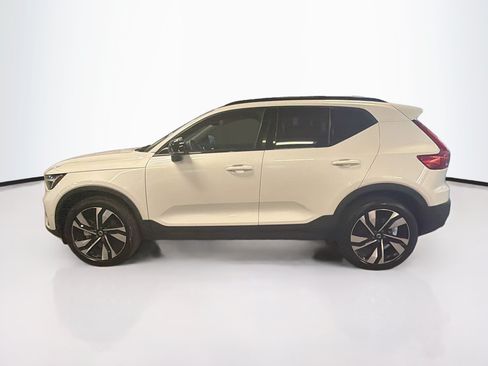 Used 2025 Volvo XC40 B5 Plus AWD/4WD image 4