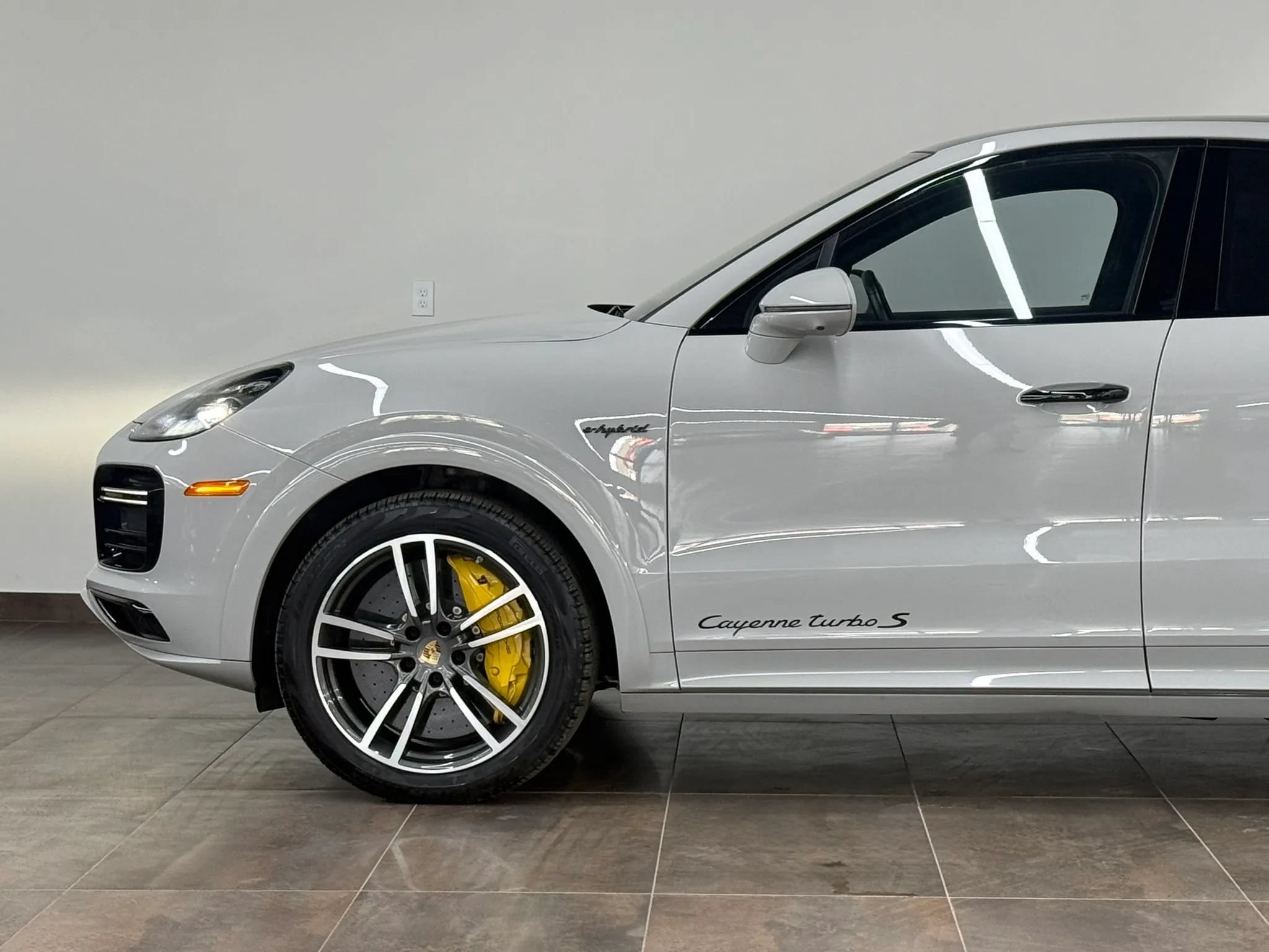 Used 2022 Porsche Cayenne Turbo S w/ Assistance Package AWD/4WD image 3