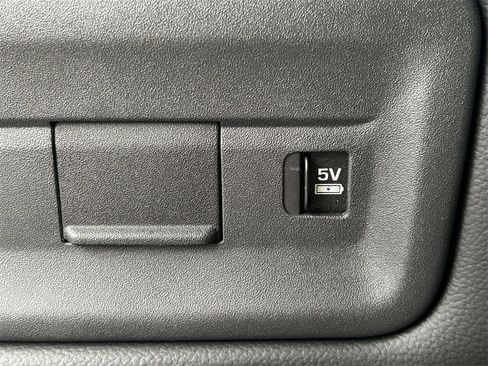 Used 2024 Land Rover Discovery S image 24