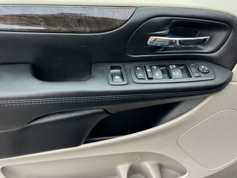 Used 2018 Dodge Grand Caravan SE w/ UConnect Hands-Free Group image 11