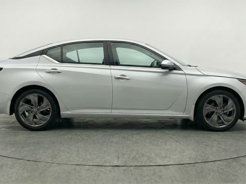 Used 2025 Nissan Altima 2.5 SV image 11
