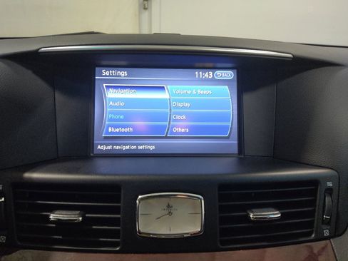 Used 2017 INFINITI Q70 3.7 image 25