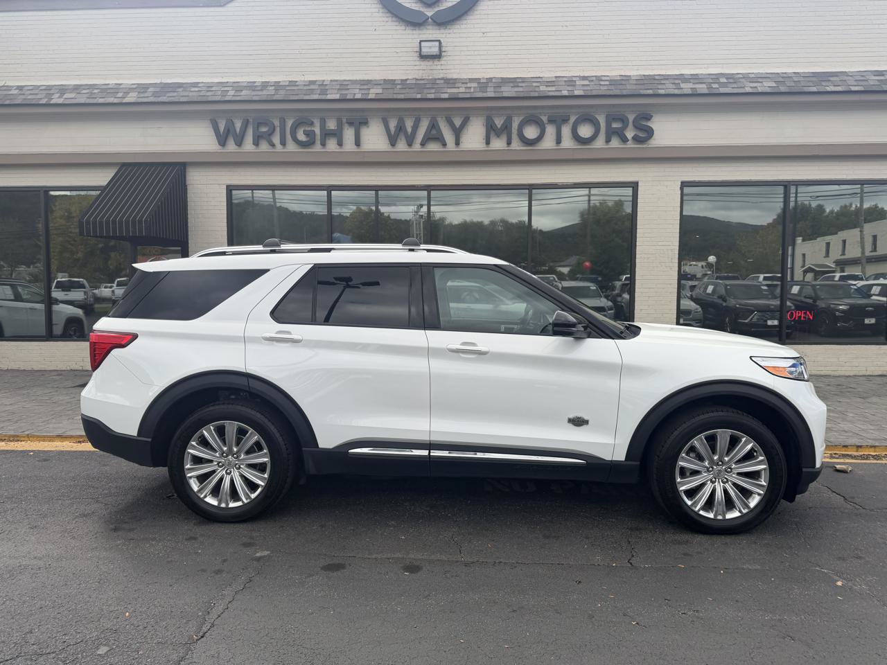 Used 2023 Ford Explorer King Ranch w/ Premium Technology Package AWD/4WD image 2