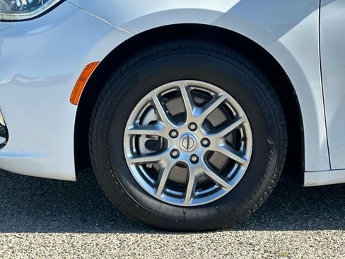 Used 2021 Chrysler Pacifica Touring FWD image 26
