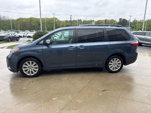 Used 2017 Toyota Sienna Limited AWD/4WD image 4