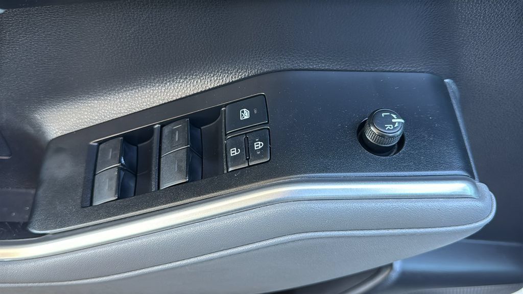 Used 2021 Toyota Highlander XLE FWD image 19
