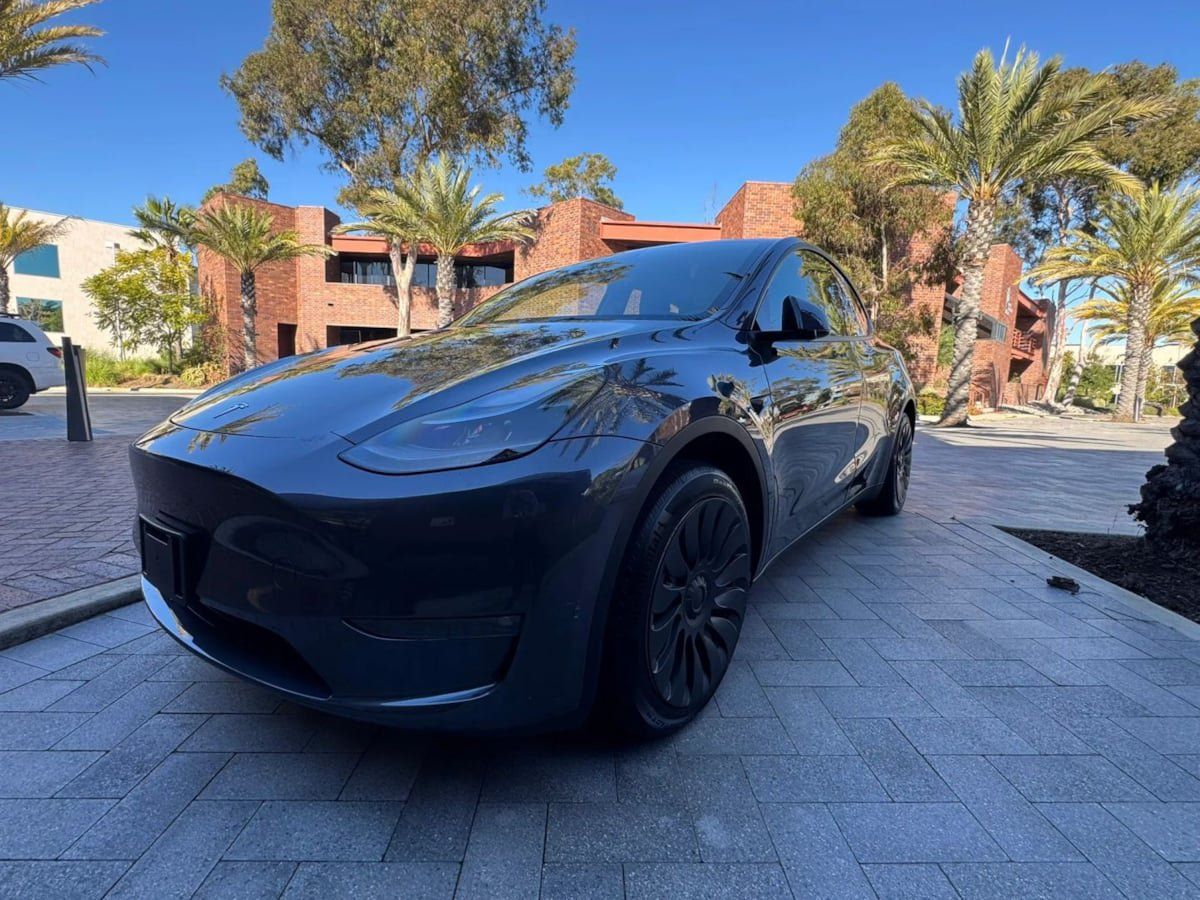 Used 2025 Tesla Model Y Long Range AWD/4WD image 3