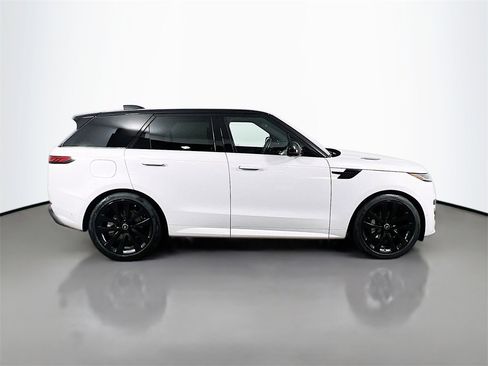 Used 2025 Land Rover Range Rover Sport Dynamic SE image 4