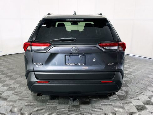 Used 2019 Toyota RAV4 XLE w/ Convenience Package FWD image 4