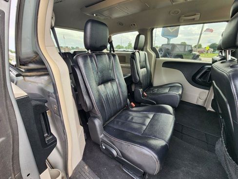 Used 2014 Chrysler Town & Country Touring FWD image 19