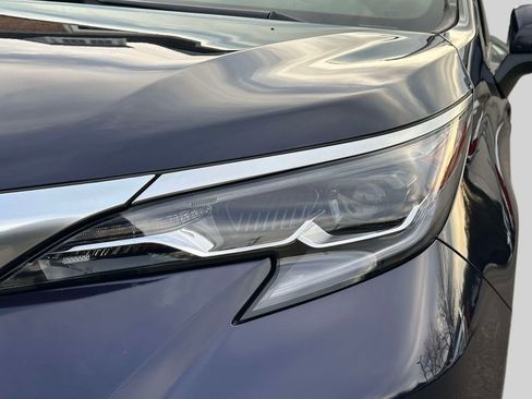 Used 2025 Toyota Sienna Platinum image 9