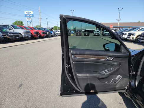Used 2019 Honda Accord Touring image 14